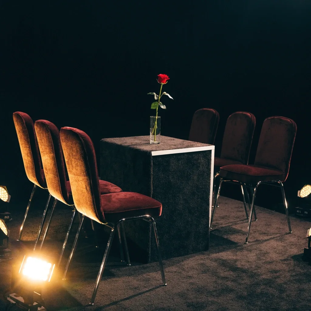 Een enkele roos op een podium in de set van een datingsprogramma